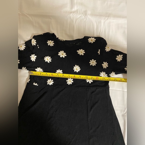 Black dress 👗 with cute daisy pattern 🌼 - Picture 4 of 6